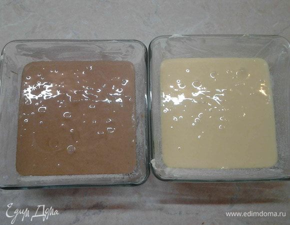 Смешать все ингредиенты. Получится тесто как жидкая сметана. Разделить его на две части. В одну добавить какао. 