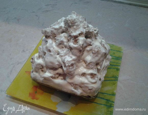 У меня белый корж получился с выпуклой верхушкой. Я ее срезала, чтобы была ровная поверхность. Черные кусочки хорошо обмакиваем в сметану и укладываем горкой на белый корж.