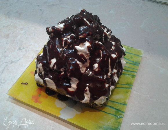 После того, как все кусочки обмазаны и уложены, можно торт украсить как кому хочется. Я полила сверху глазурью. Приятного аппетита!