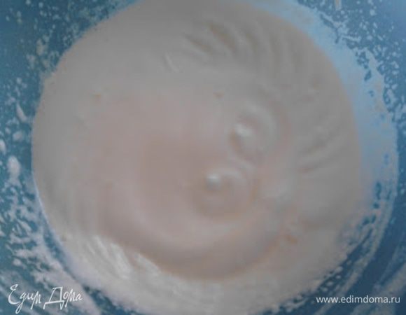 Отделить желтки от белков. Взбить белки до устойчивых пиков.