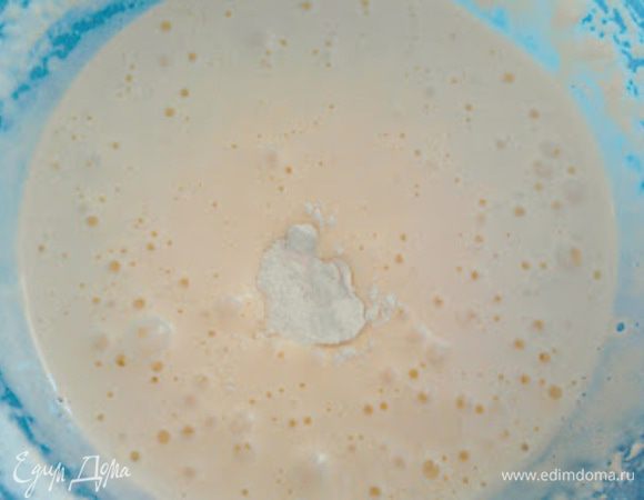 Добавить сахар и взбить до полного его растворения. Добавить по одному желтки,перемешать, затем просеять  муку.