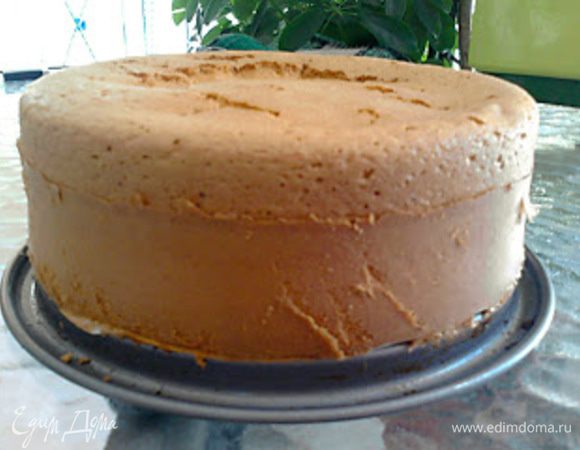 Выпекать при температуре 180 градусов до готовности. Готовность проверить зубочисткой. Готовый бисквит разрезать на 3 коржа