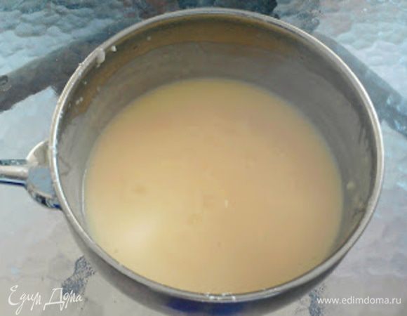 Добавить молоко и хорошо перемешать смесь, варить  на среднем огне до загустения.
