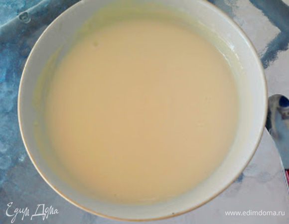 Взбить  масло и добавить в яичную смесь.