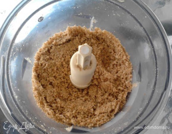 Миндаль измельчить и 1/3 добавить в крем, остальной пойдет на обсыпку.