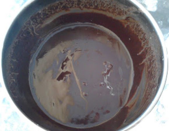 Растопить на водяной бане,  добавить молоко  и перемешать до однородной массы. Оставить остыть.