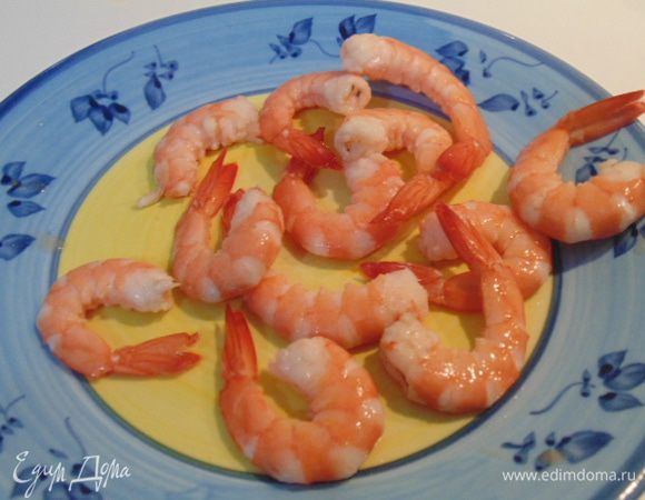 Креветки почистить, удалить кишечную вену. Оставить хвостик для красоты.