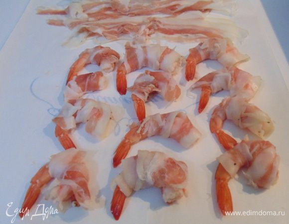 Каждую креветку обернуть полоской бекона. 