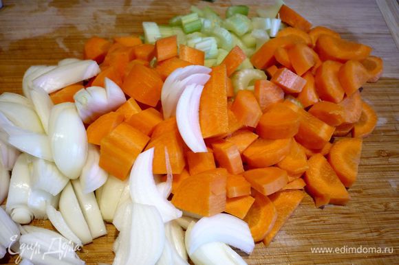 Для начала приготовим овощи для соуса. Морковь (у меня крупная) порежем полукольцами, лук разрежем пополам и нарежем лепестками, сельдерей очистим от волокон и нарежем колечками.