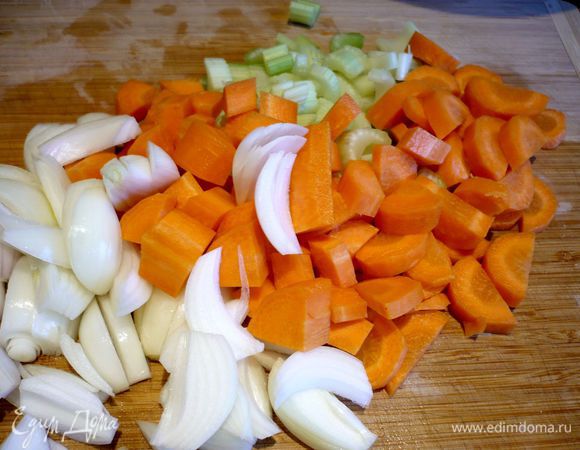 Для начала приготовим овощи для соуса. Морковь (у меня крупная) порежем полукольцами, лук разрежем пополам и нарежем лепестками, сельдерей очистим от волокон и нарежем колечками.