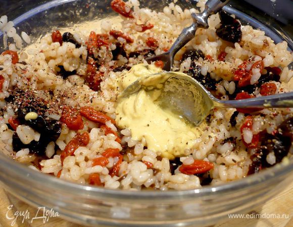 Смешаем рис с ягодами, добавим  корицу, 2 ч.л. меда, горчицу, 1 ст.л. оливкового масла, соль и перец, перемешаем хорошо. 