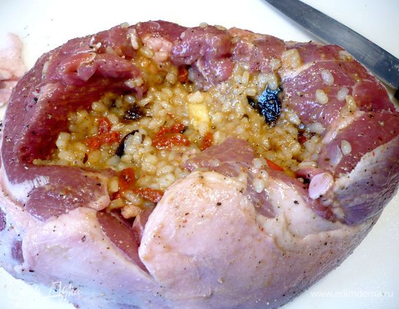 Мясо (без косточки) промоем в холодной воде, оботрем полотенцем. Наполним карман от ножки, слегка расширив его ножом, начинкой (у нас уйдет чуть больше половины начинки). Плотно свяжем кулинарной нитью, можно с двух сторон зашить отверстие. 