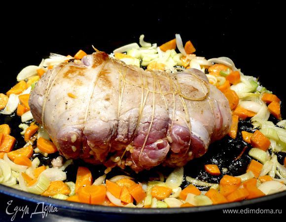 Духовку разогреваем до 180 градусов. В жаровне разогреем оливковое масло, обжарим на небольшом огне овощи, затем увеличим огонь и выложим к овощам мясо. Обжарим его со всех сторон, не забывая при этом помешивать овощи.