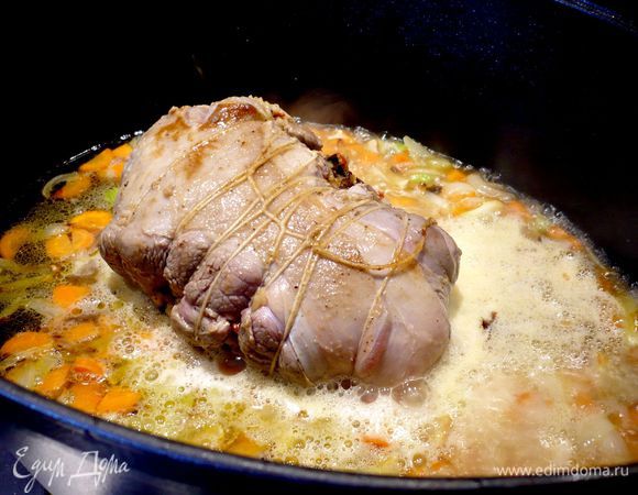 Выльем в жаровню к мясу и овощам вино, перемешаем его с овощами и дадим в течение нескольких минут увариться. Теперь зальем 500 мл кипятка в жаровню, перемешаем соус и, уменьшив огонь, добавим оставшуюся начинку. 