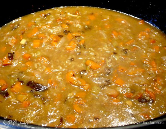 Достаем мясо, заворачиваем его в фольгу и даем ему отдохнуть, пока подготавливается  соус. Весь соус переливаем в сотейник, пюрируем при помощи погружного блендера и затем пропускаем через сито. Солим, перчим и добавляем 1 ч.л. меда, перемешиваем.