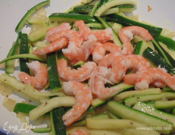 Добавить креветки, обжарить 2 минуты, посолить и поперчить. Добавить вино, дать ему выпариться, влить сливки, потушить 2-3 минуты.