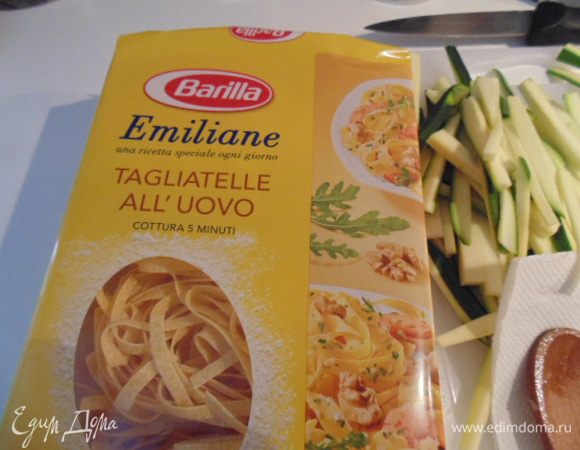 Отварить тальятелли в большом количестве воды согласно инструкции на упаковке. Выложить пасту в сковороду,перемешать. Разложить по тарелкам,посыпать петрушкой и сразу же подавать! 