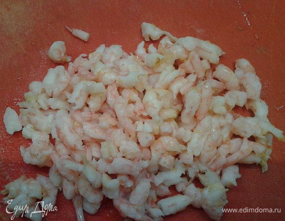 Креветки очистить от панциря. Нарезать на кусочки. Сбрызнуть лимонным соком.