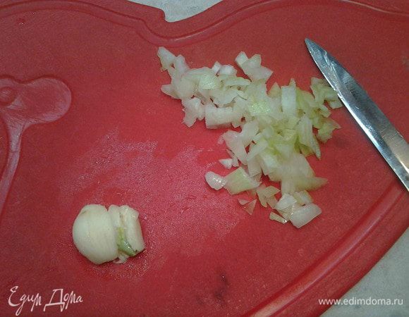 Лук мелко нашинковать. Чеснок очистить. Раздавить плоской стороной ножа. Вот этот чеснок обжарить в масле, а потом вынуть. В масле, в котором жарился чеснок, спассеровать лук.