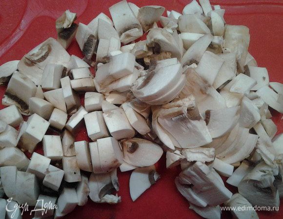 Шампиньоны промыть. Нарезать помельче. Потом добавить к луку и жарить до выпаривания жидкости.