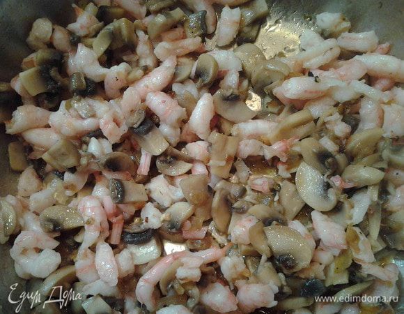 К луку и шампиньонам добавить креветки  и тушить вместе минут 5.