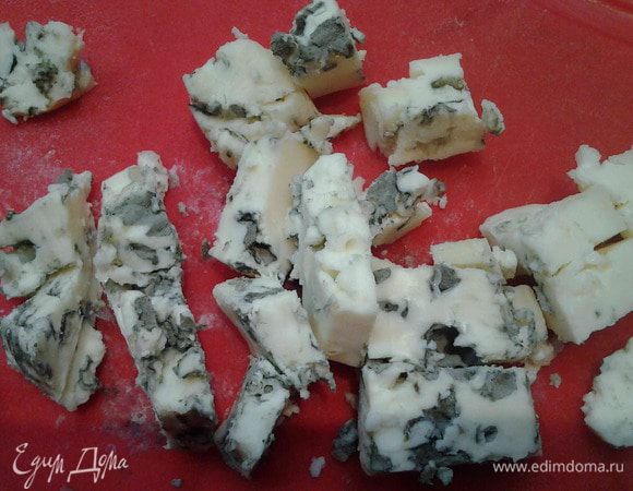 Сыр дор Блю нарезать кубиками и добавить к смеси лука, креветок, грибов.