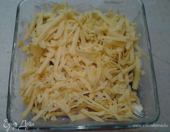 Выложить жюльен в жаропрочную посуду. Посыпать сверху сыром и запекать в духовке. Духовка разогрета до 200 градусов. запекать до зарумянивания.