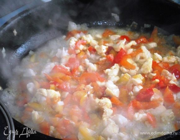 Мясо курицы нарезаем соломкой. На сковороде обжариваем до прозрачности лук, затем добавляем мясо. Самое время приправить солью и перцем по вкусу. Затем добавляем порезанный соломкой болгарский перец. Тушим 10 минут, пока весь сок не испарится.