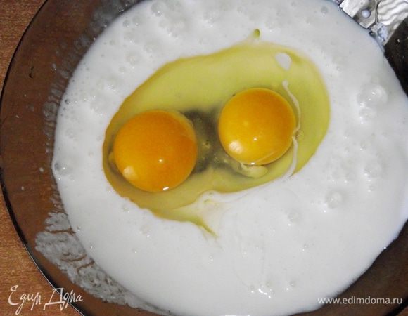 200 мл сливок (кефир, сметану), яйца, 50 г муки взбить венчиком в однородную массу. Добавить соль по вкусу.