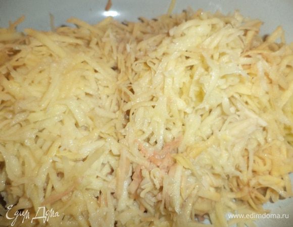 Картофель очистить и натереть на крупной тёрке.