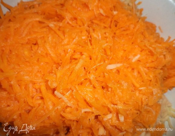 Тыкву очистить и натереть на крупной тёрке.