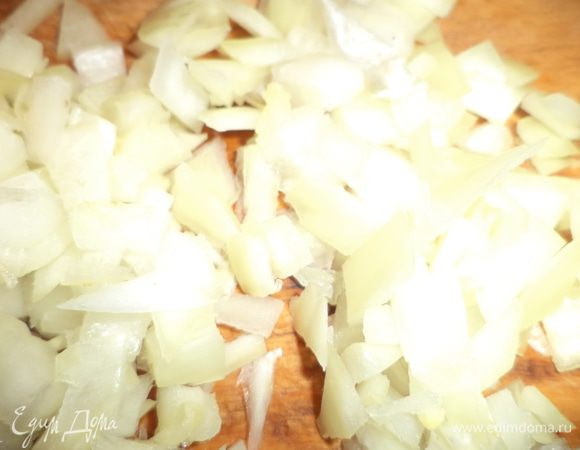 Луковицу очистить и нарезать маленькими кубиками, чеснок пропустить через чеснокодавку.