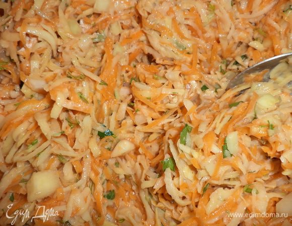 Соединить картофель, тыкву, лук, чеснок, яйца, измельчённую зелень, добавить муку, посолить, поперчить. Тщательно перемешать.