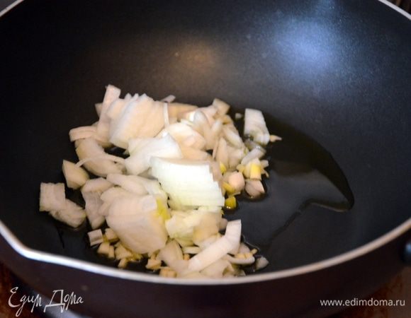 Ставим на огонь кастрюлю с подсоленной водой  для варки пасты. В сковороде разогреваем оливковое масло, кладем туда нарезанный лук и чеснок.