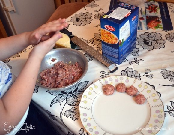 Формируем фрикадельки. Дети как правило замечательно и с удовольствием справляются с этим заданием!