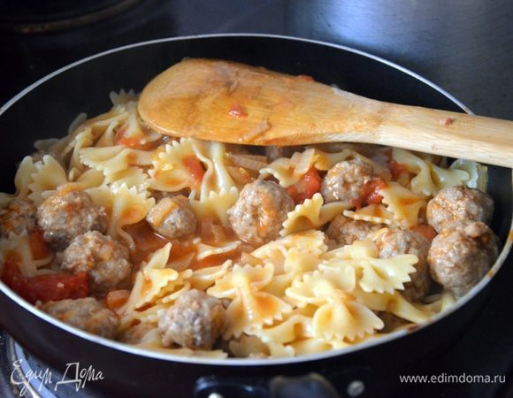 Когда паста будет готова, сливаем воду и добавляем в сковороду к рагу из фрикаделек, перемешиваем. Накрываем крышкой и оставляем на пару минут "отдохнуть".