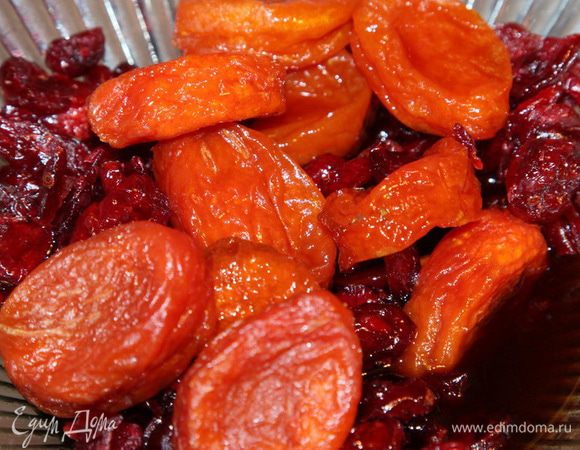 Накануне замачиваем в коньяке и бальзаме курагу и вяленую клюкву.