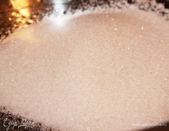Половину сахара прогреваем на сухой сковороде.