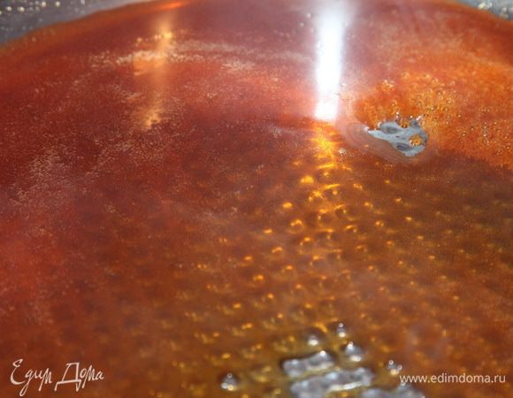 Постоянно помешиваем, пока сахар расплавится и станет слегка коричневым. 