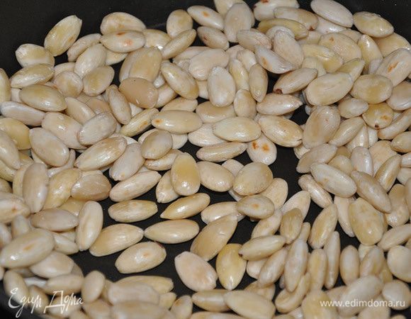 Миндаль залить кипятком на 20-30 минут. Очистить от кожуры. Обжарить на сковороде, чтоб высушить.