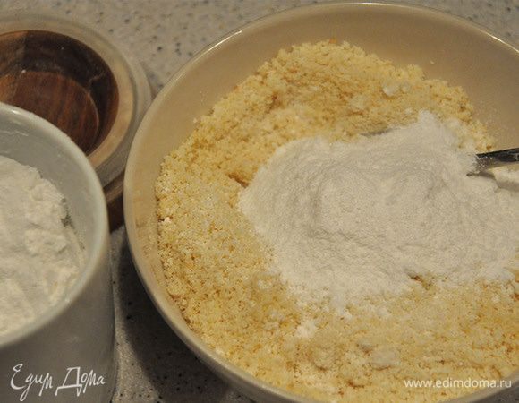 Перемолоть миндаль в мелкую крошку. Соединить с пудрой и ванилином.