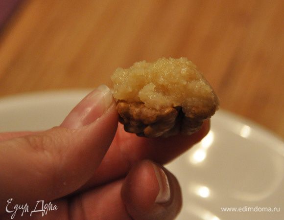 Намазать массу на одну половинку ореха.