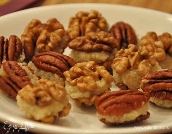 Придавить второй половинкой и немного прижать.