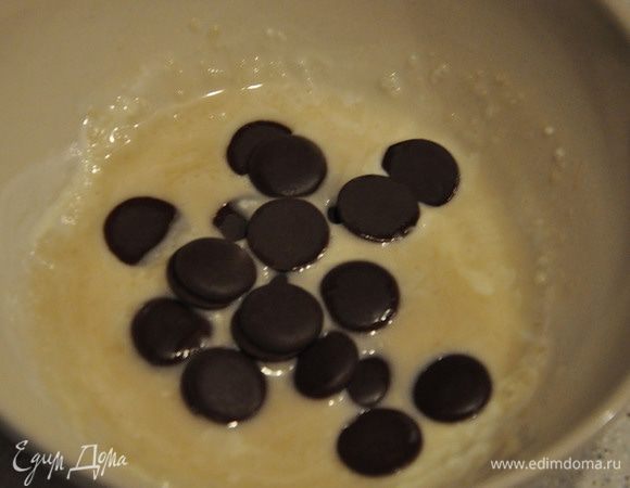 Для глазури сливки и кленовый сироп прогреть в СВЧ. Добавить шоколад и размешать до однородности.