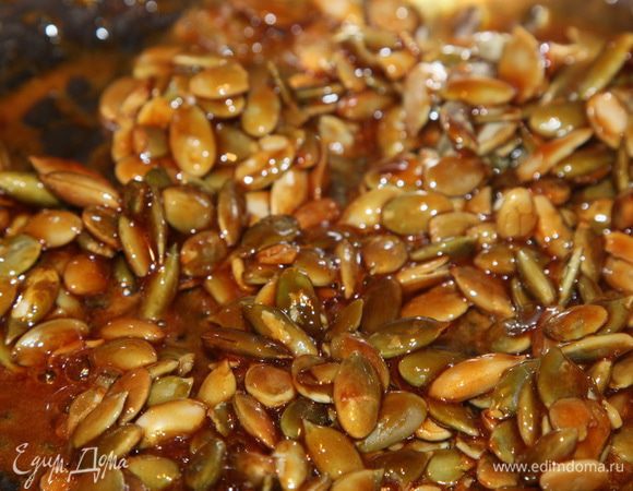 Добавляем тыквенные семечки и хорошо перемешиваем.