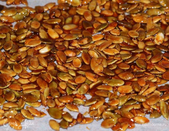 Выкладываем грильяж тонким слоем на пергамент и оставляем полностью остыть.