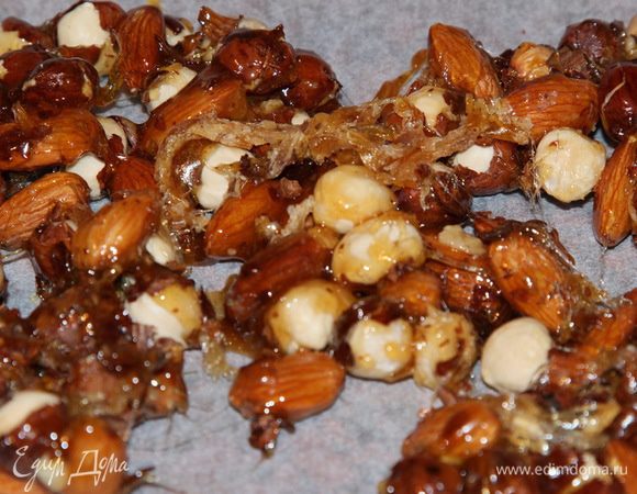 Тоже самое проделываем со второй половиной сахара и миксом из фундука и миндаля. Выкладываем на пергамент до полного остывания.