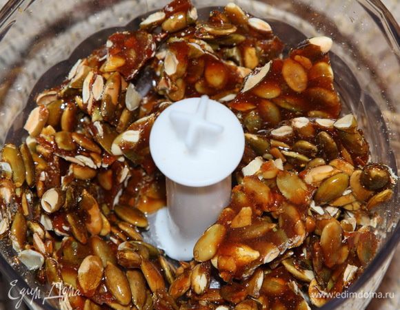 Остывший грильяж ломаем на кусочки и отправляем в блендер. Взбиваем до крошки. Сначала тыквенный грильяж, а затем ореховый.