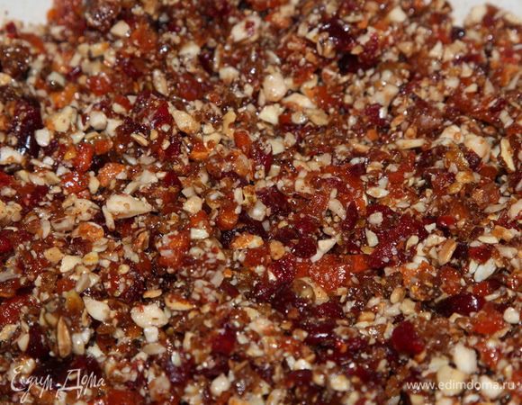 В глубокой емкости смешиваем все ингредиенты. Если у вас не получится плотной смеси, добавьте стекшую с сухофруктов жидкость. Смесь не должна быть сыпучей и должна хорошо клеиться. Если у вас нет гранатового соуса, добавьте пару столовых лимонного сока.