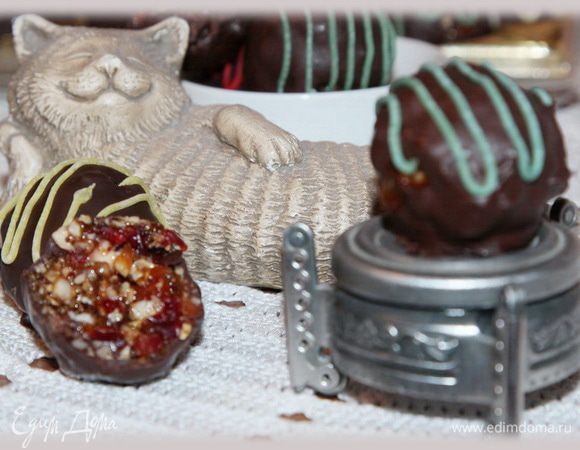 Отправляем в холодильник до полного схватывания шоколада. Украшаем кто как может. А можно и не украшать - они итак вкусные. А затем - приятных вам мгновений за чашечкой чая или кофе в теплой дружеской компании. 